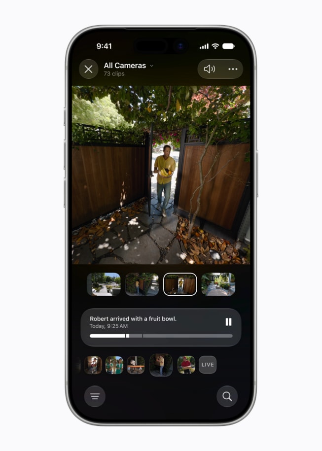 L'écran d’un iPhone 17 Pro affiche l’app Maison avec une vue de caméra de sécurité montrant la description générée qui indique que Robert est arrivé avec une corbeille de fruits.