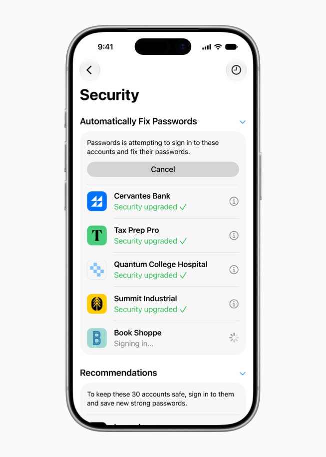 L’écran d’un iPhone 17 Pro affiche l’app Mots de passe en train de corriger automatiquement les mots de passe faibles et compromis pour divers comptes.