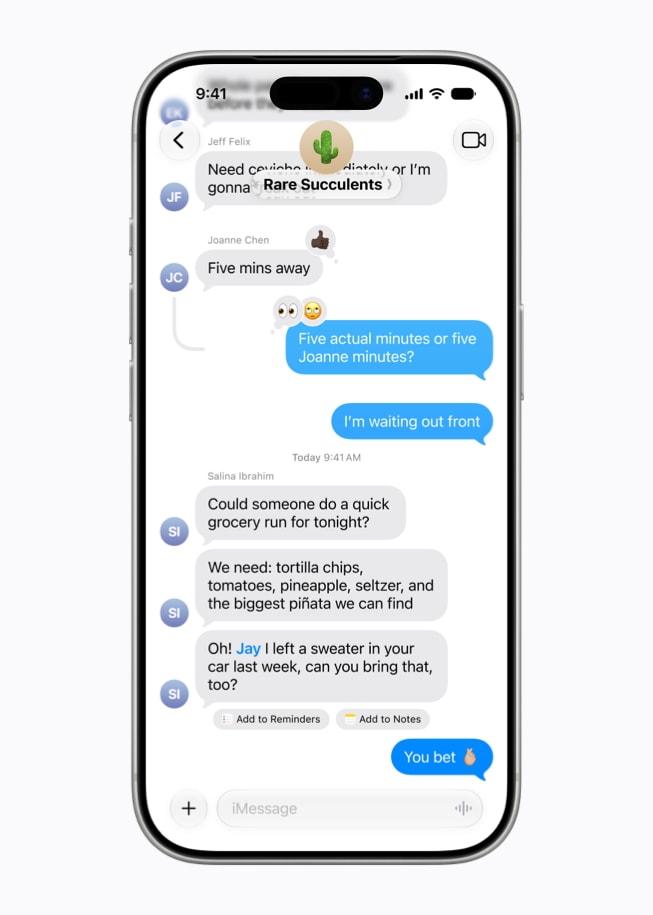 L'écran d’un iPhone 17 Pro montre une conversation dans l’app Messages avec des suggestions Ajouter à Rappels et Ajouter à la Note basées sur le texte.
