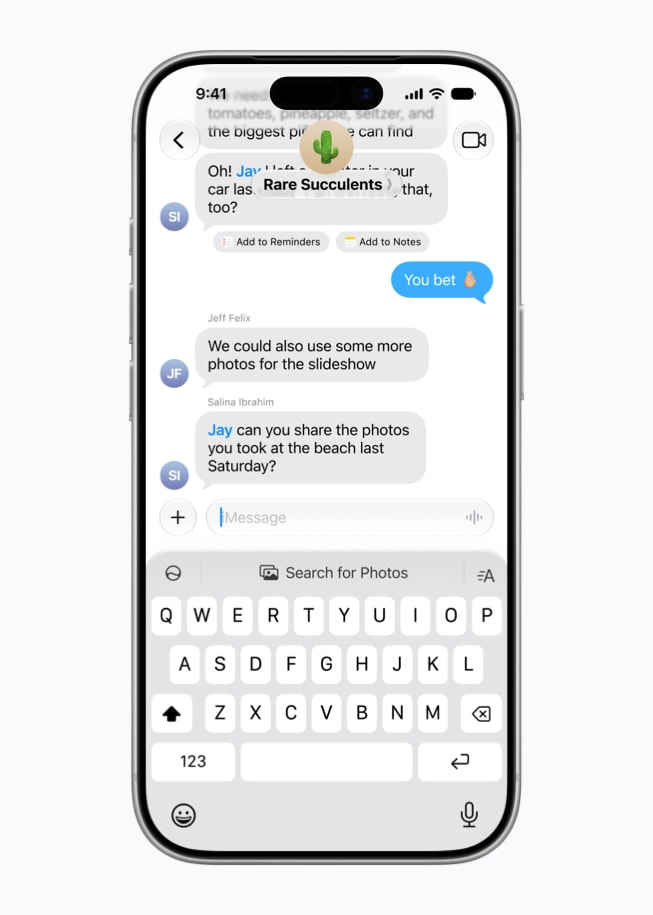 L’écran d’un iPhone 17 Pro affiche la suggestion Rechercher des photos, accompagnée d’un clavier, dans l’app Messages.