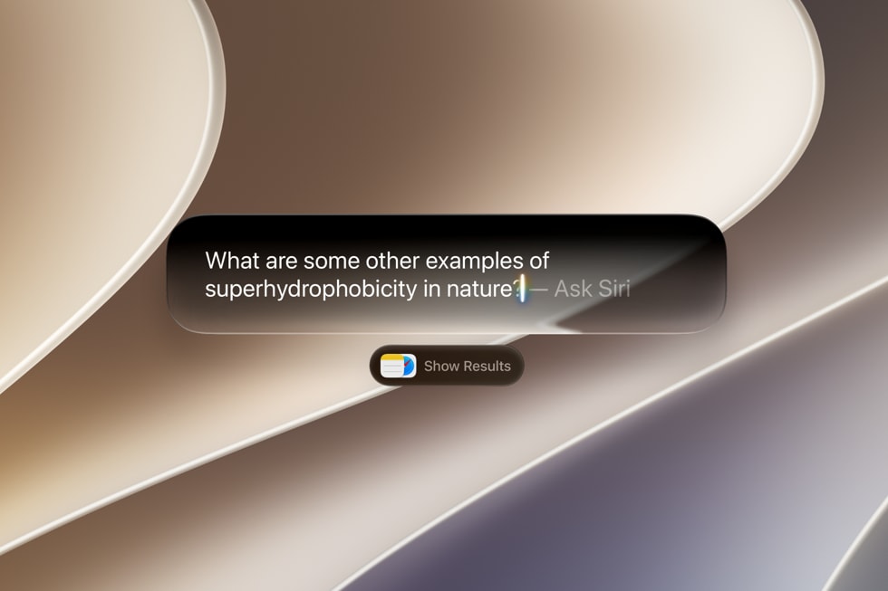 Un écran de MacBook montre Siri Al intégré à Spotlight répondant à une question.