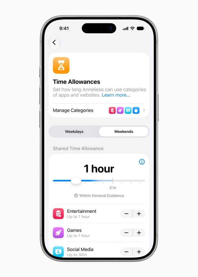 Un iPhone 17 Pro affiche un écran Time Allowances avec une invitation à déterminer combien de temps un enfant peut utiliser des apps et des sites web dans différentes catégories, comme Divertissement, Jeux et Réseaux sociaux.