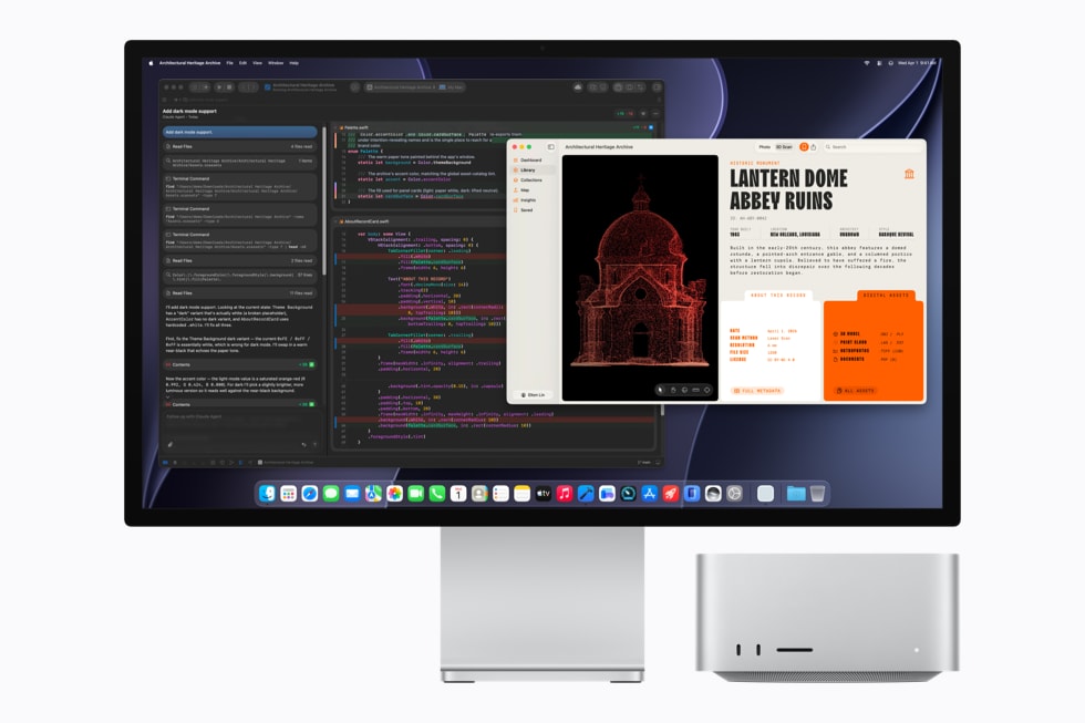 รูปภาพ Mac Studio ที่มีจอภาพแสดงการเขียนโค้ดใน Xcode