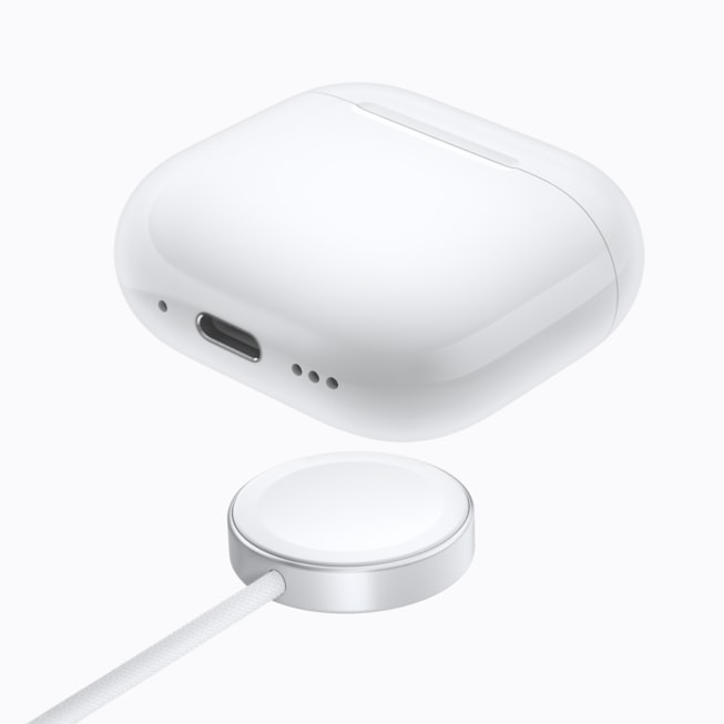 Die AirPods 5 mit kabellosem Ladecase sind über einem Ladegerät abgebildet.