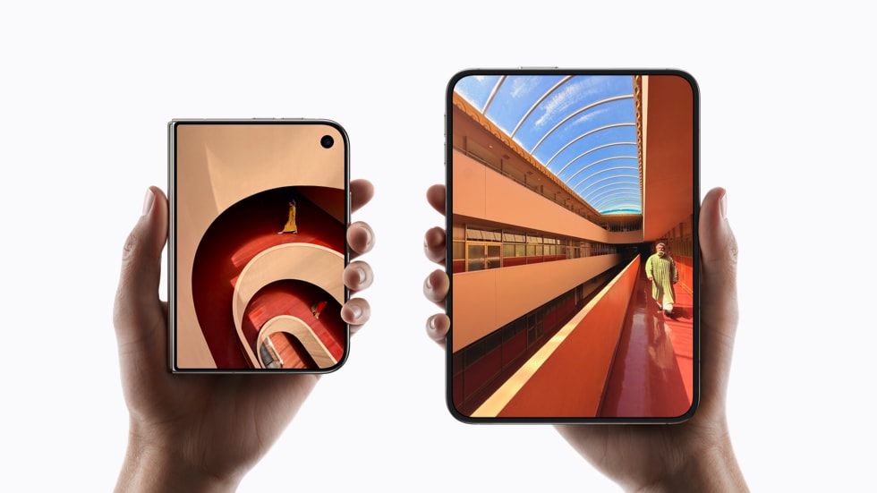 To hænder holder to iPhone Duo-enheder – den ene er sammenfoldet, den anden foldet ud.