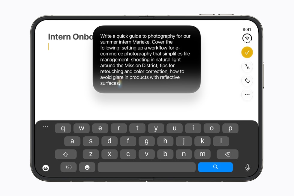 Sur iPhone Duo, une personne utilise Siri pour peaufiner du texte.