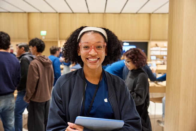 En smilende Apple-medarbejder.