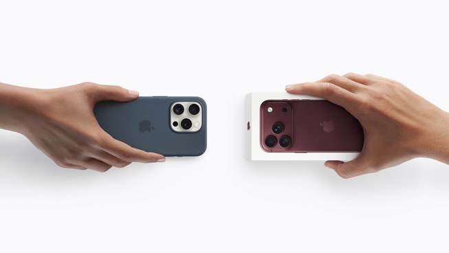 En hånd holder en iPhone-enhed, der ikke er i en æske, mens en anden hånd holder en iPhone 18 Pro i en æske.