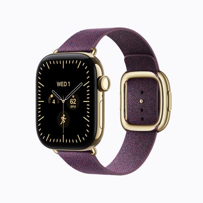 Apple Watch Series 12 avec boîtier en titane or éclatant et bracelet à boucle aimantée chameau.