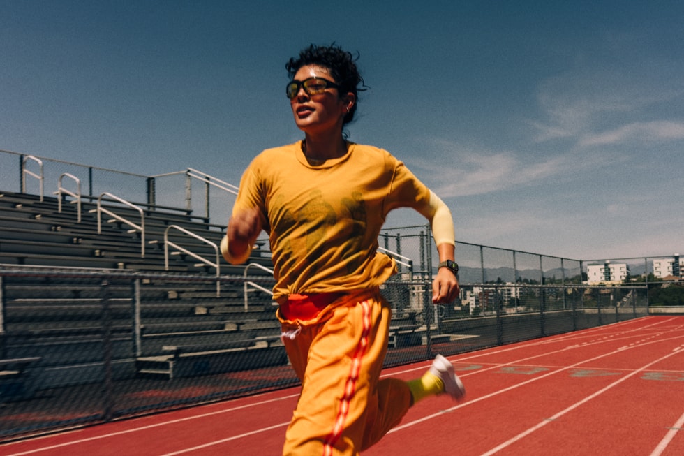 Une personne portant une Apple Watch Series 12 court sur une piste.