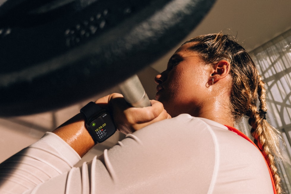 Une personne portant une Apple Watch Series 12 fait de la musculation.