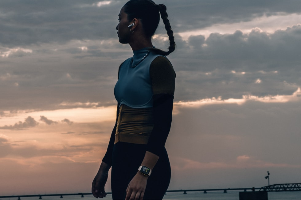 Une personne portant une Apple Watch Series 12 est montrée de profil à l’extérieur.