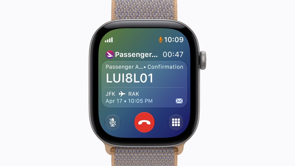 通話コンテキストでユーザーのフライトに関する情報が表示されている、Apple Watch Series 12の画面。