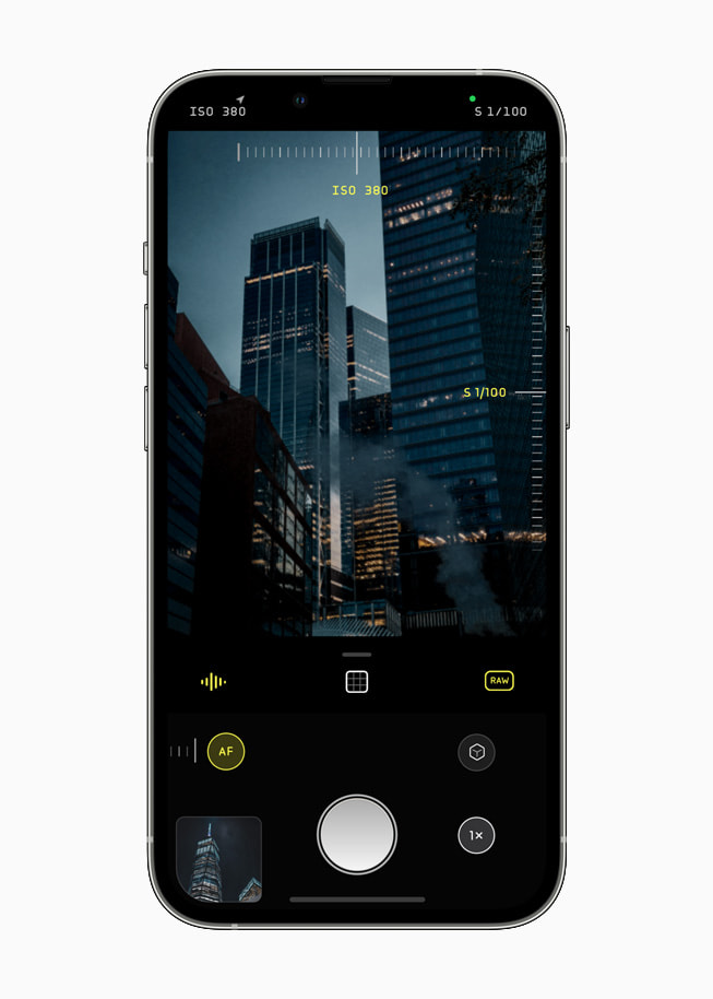 Halide Mark II auf einem iPhone 13 Pro in Silber.