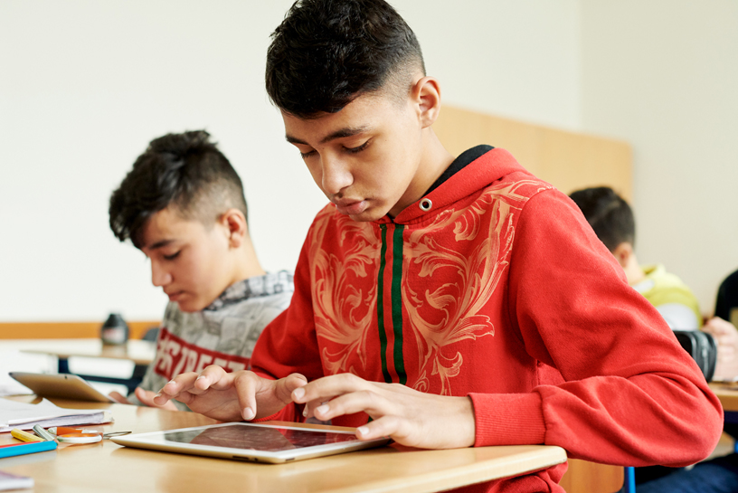 ヴィルヘルム・フェルディナンド・シュスラー・デイスクールの生徒はiPadをクラスで使う。