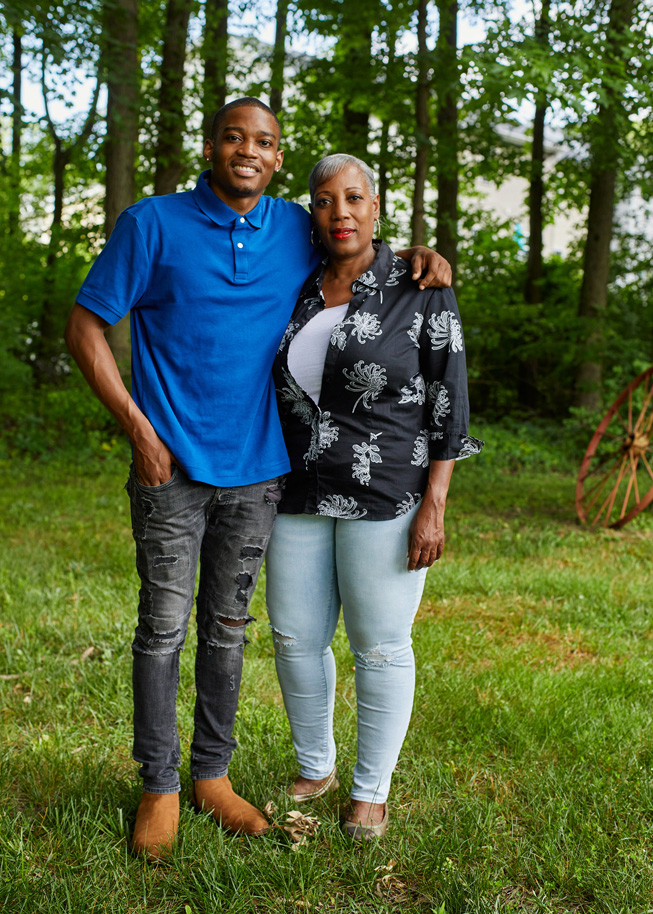 Austin Williams, ehemalige Student der Delaware State und freiwilliger Helfer der Abschlussfeier 2021 und seine Mutter Stephanie.
