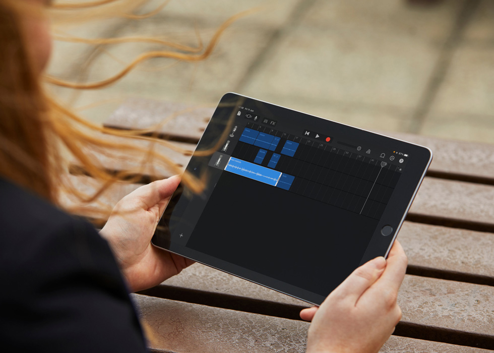 Das iPad eine:s Schülers:in zeigt Audiodateien für einen Podcast.

