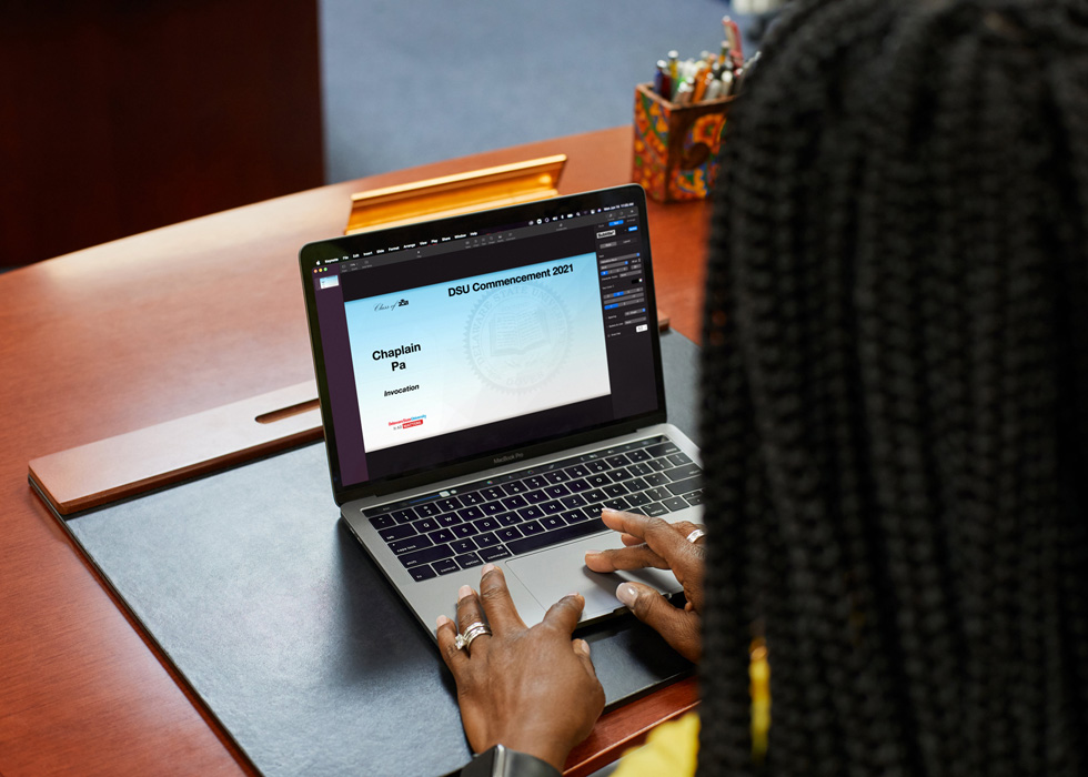 Dr. Francine Edwards erstellt Teile der Delaware State 2021 Abschlussfeier auf dem MacBook Pro.
