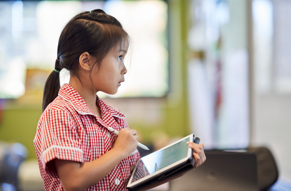 Sınıfta Apple Pencil ve iPad kullanan Bella Nguyen.