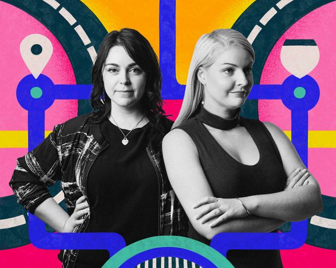 Schwarz-weißes Foto von Niamh Fitzgerald und Chantelle Cole von Dinosaur Polo Club vor einem bunt illustrierten Hintergrund.
