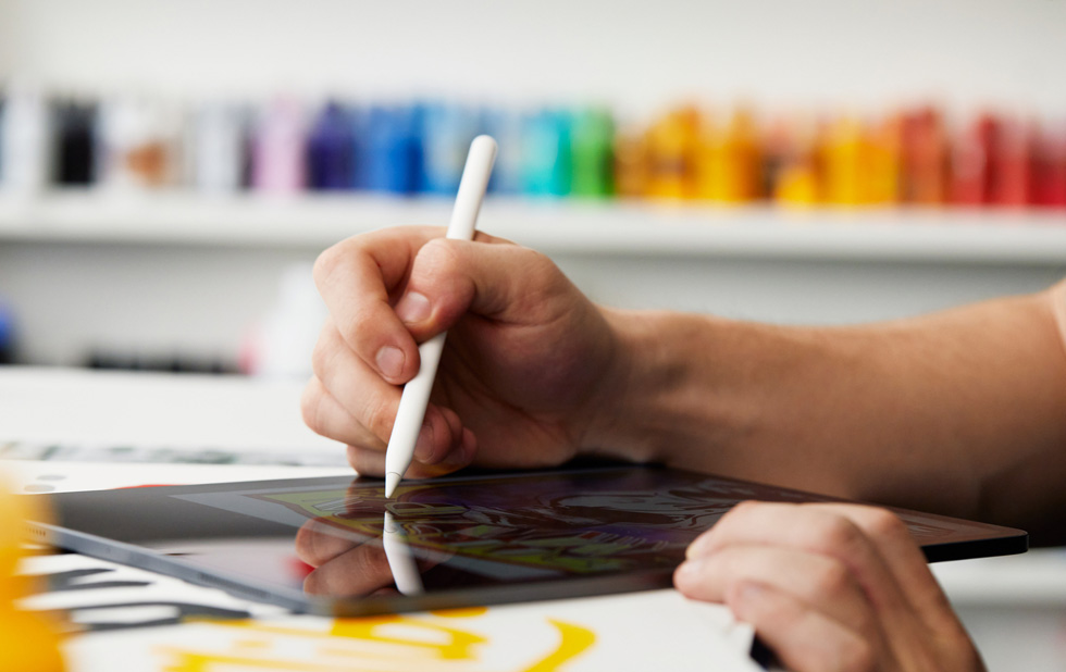 Eric “EfDot” Friedensohn, iPad Pro’da Apple Pencil ile çizim yapıyor. 