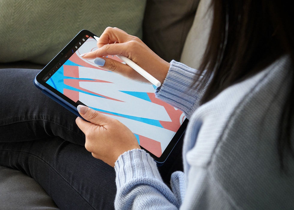Hat sanatçısı Belinda Kou iPad Air ve Apple Pencil ile çalışıyor.