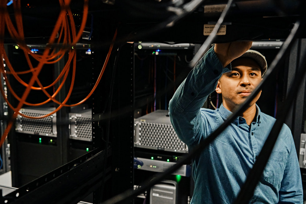 Ryan Frias zeigt Mac Pro Racks bei Skywalker Sound.
