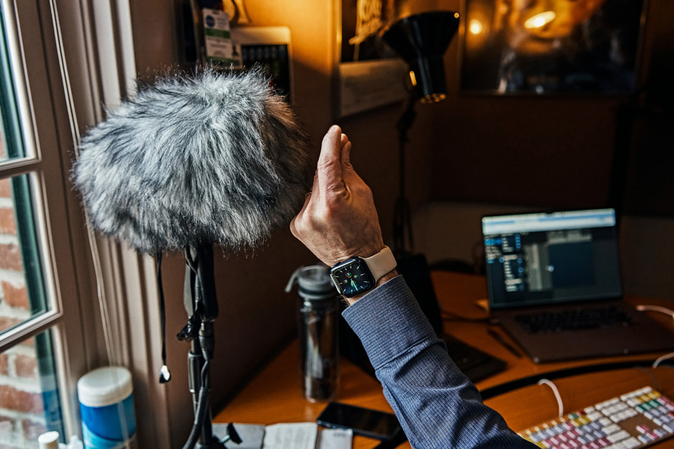 Bei Skywalker Sound schnippt Al Nelson mit dem Finger in ein Mikrofon.
 