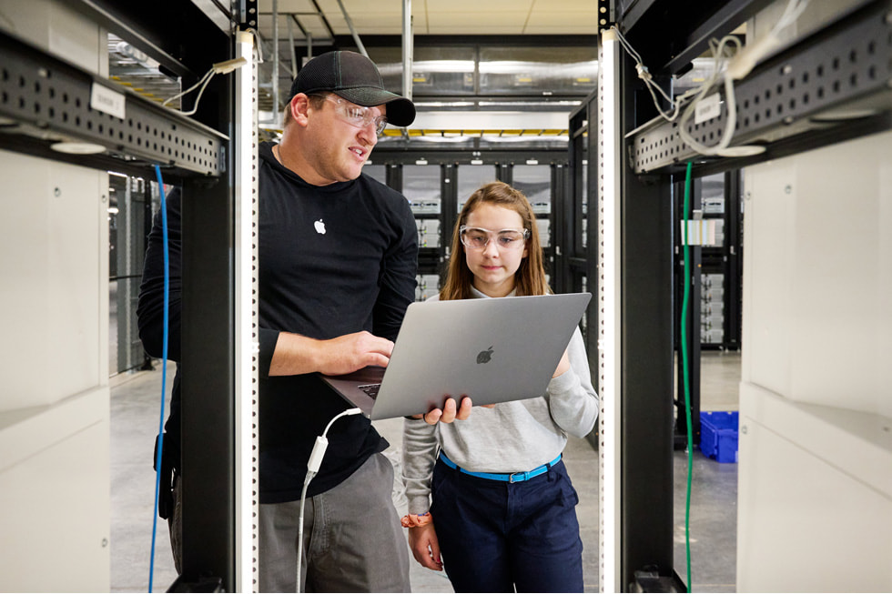 Apple Teammitglieder arbeiten ehrenamtlich mit Schüler:innen.
