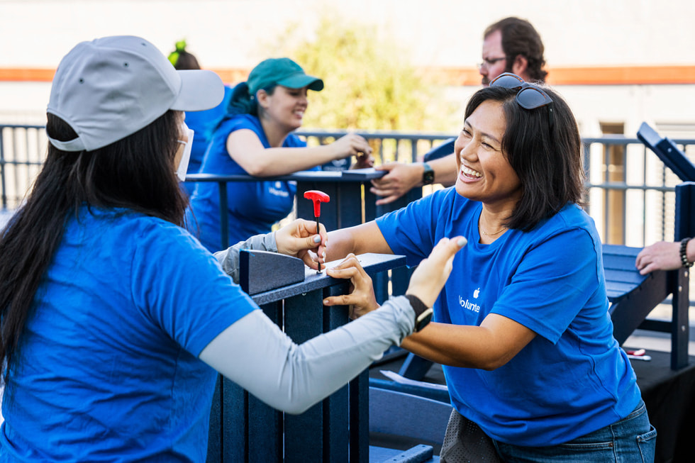 Apple Teammitglieder engagieren sich ehrenamtlich in Santa Clara, Kalifornien.
