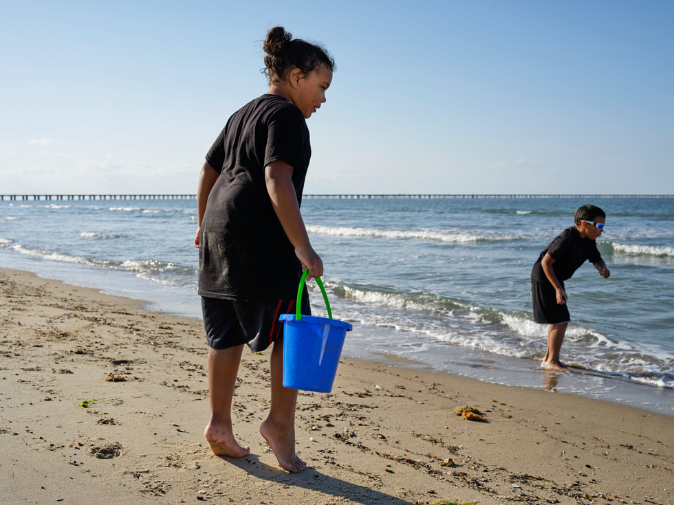 Jay (längst fram) står vid strandkanten på Virginia Beach med sin tvillingbror Nick.