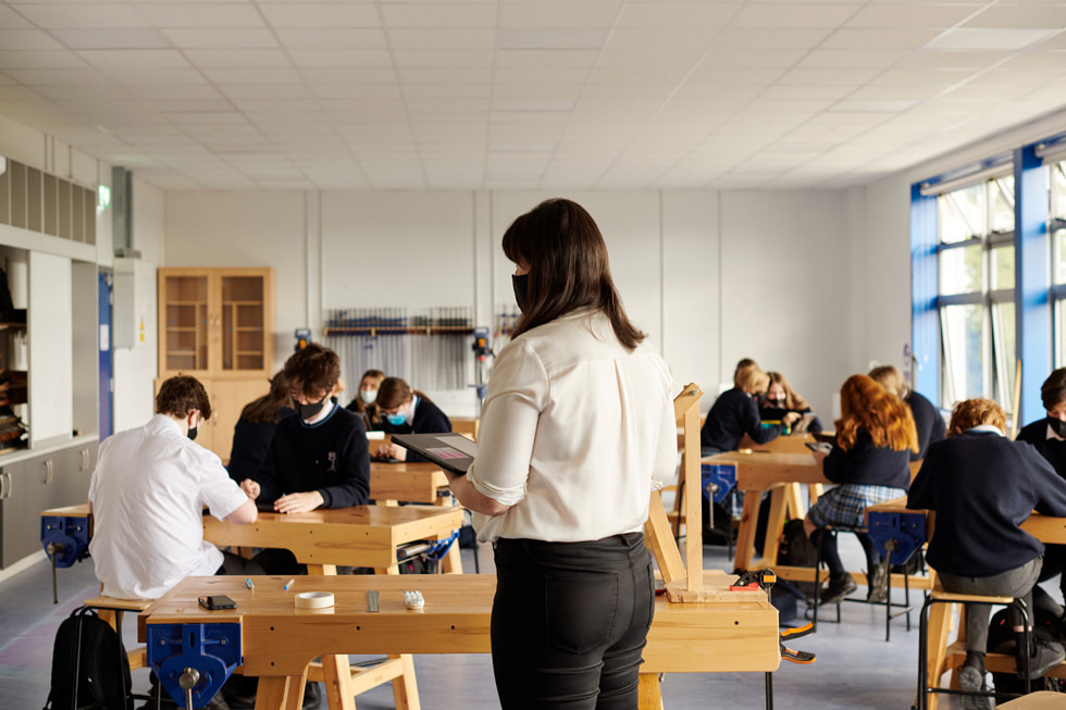 Lehrerin Lyndsey Balfe arbeitet mit Schüler:innen in ihrem Klassenzimmer.
