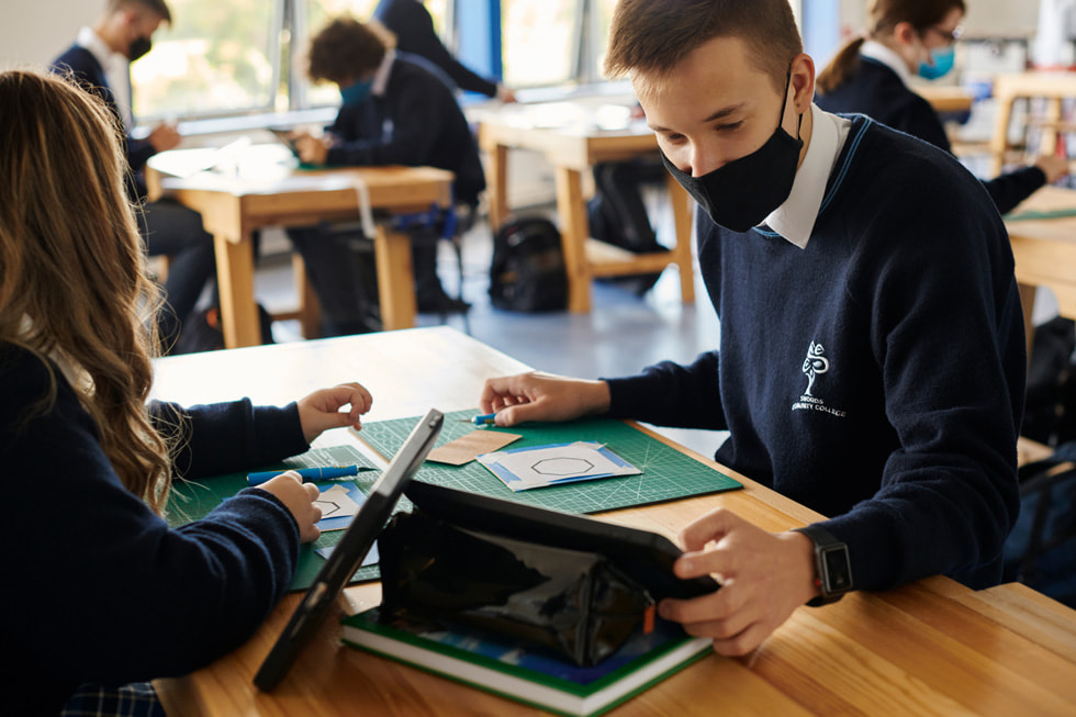 Der Schüler Marcel Czubak in einem Klassenzimmer des Swords Community College.
