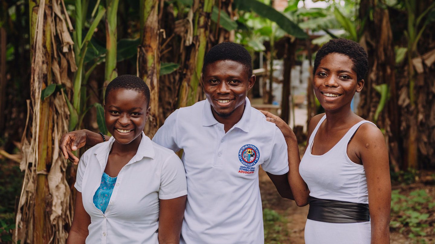 Joseph, som er frivillig i Model of Hope-ordningen i Ghana, sammen med to andre.