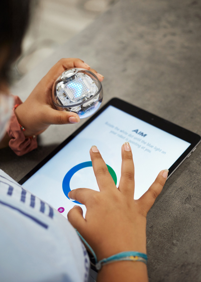 一名學生利用 iPad 學習編碼。