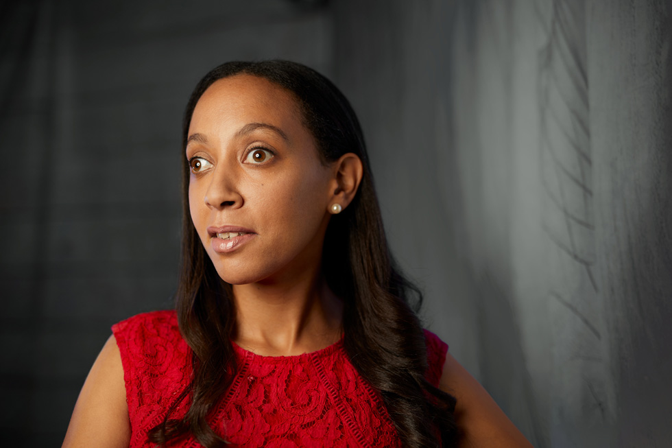 Haben Girma in einer roten Spitzenbluse.