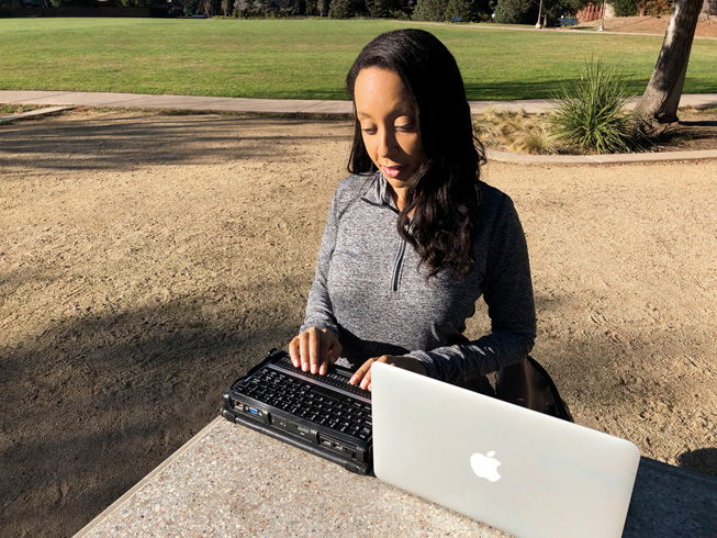 Haben Girma bei der Arbeit im Freien.