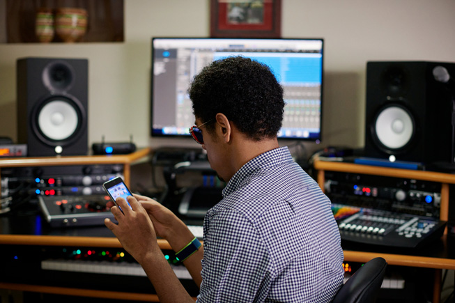Matthew Whitaker verwendet VoiceOver auf seinem iPod touch.