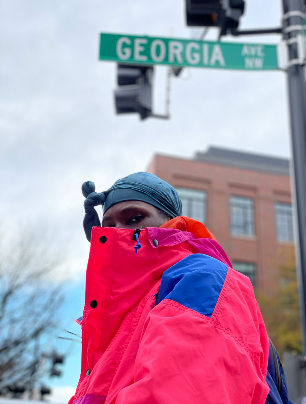 Nate, fotografiert unter einem Straßenschild der Georgia Avenue.