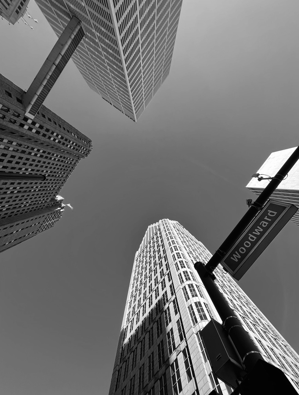 Woodward Avenue Straßenschild und Wolkenkratzer.