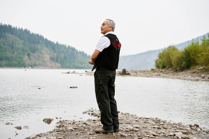 탈탄족 장로이자 브리티시 컬럼비아주 캐나다 원주민 에너지 및 광업 협의회(British Columbia First Nations Energy and Mining Council)의 고문인 앨렌 에드저자(Allen Edzerza).