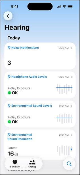 iPhone cu test auditiv în desfășurare lângă AirPods Pro 3
