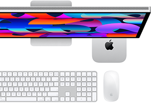 Mac mini așezat sub Studio Display, Magic Keyboard cu tastatură numerică, Magic Mouse