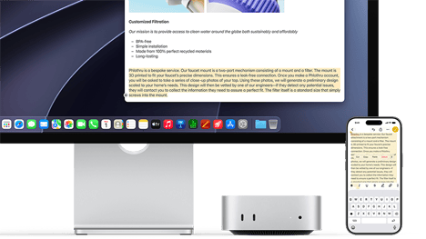 Pohľad spredu na Mac mini umiestnený pod displejom Studio Display. Vpravo od Macu mini a displeja je iPhone. Text vybraný pomocou príkazov vystrihnúť, kopírovať, prilepiť a automatické vypĺňanie zobrazených vyššie na iPhone sa zhoduje so zvýrazneným textom na displeji, ktorý znázorňuje používanie Univerzálnej schránky