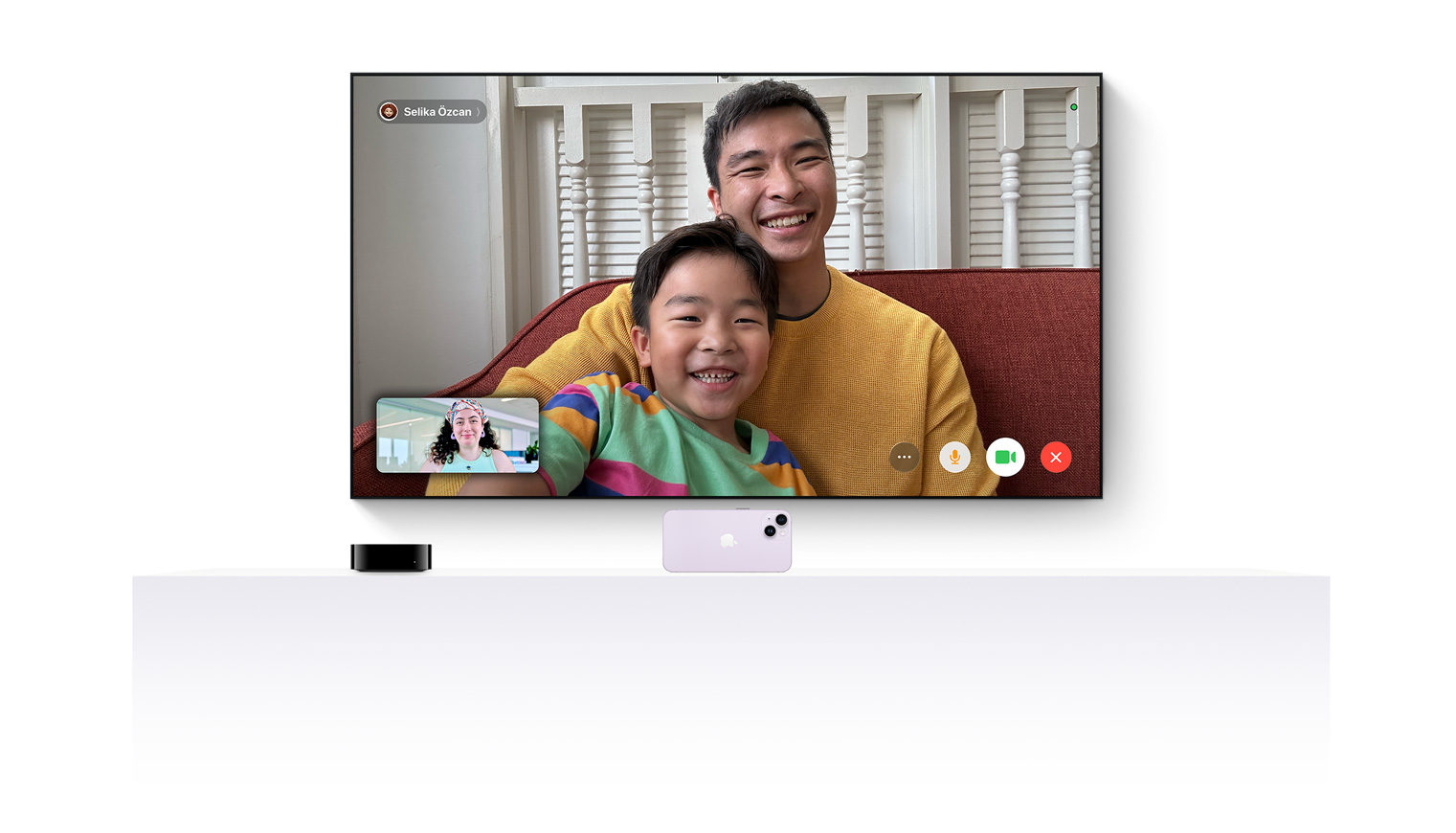 Apple TV 4K, bir iPhone’la beraber çalışarak FaceTime uygulamasının düz ekran bir televizyona aktarılmasını sağlıyor.