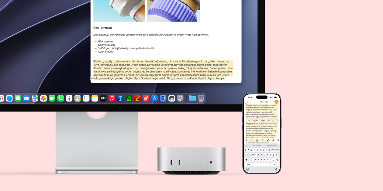 Mac mini’nin önden görünümü, Studio Display’in altına yerleştirilmiş, aygıtın ve ekranın sağ tarafında bir iPhone duruyor, iPhone’da seçili metnin üzerinde kes, kopyala, yapıştır ve AutoFill komutları görülüyor ve seçili metnin aynısı ekranda da gösteriliyor, Evrensel Pano özelliği vurgulanıyor