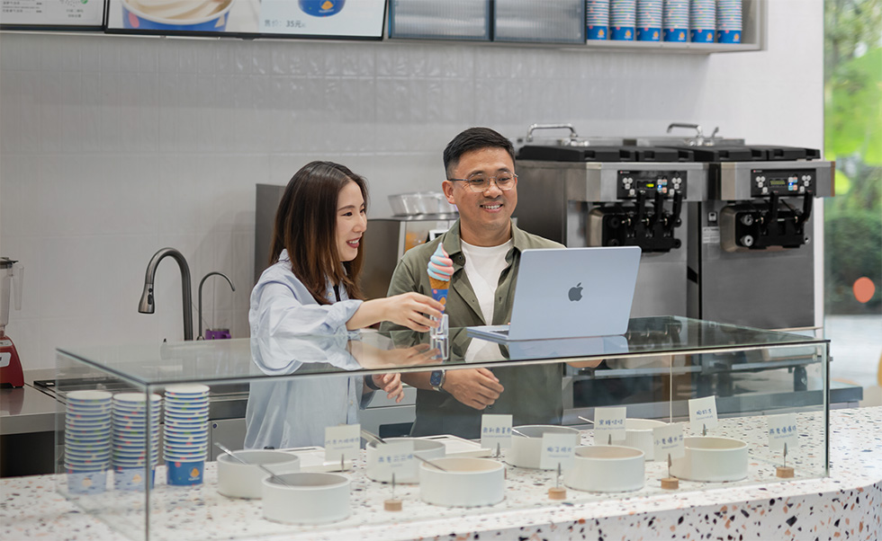 Mac 輕巧好攜帶、續航力持久，方便 FLUFFY 創始人往來各門市的完美裝置。