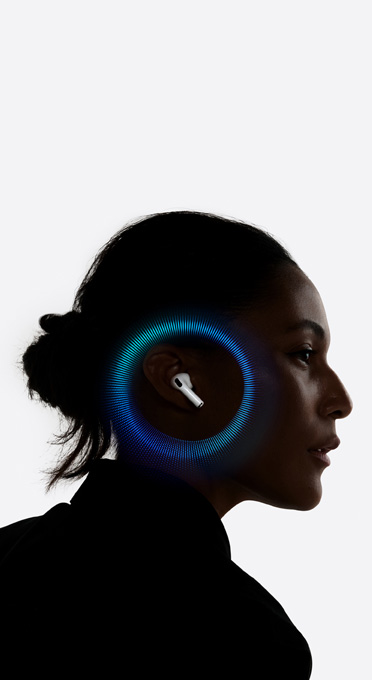Una persona che indossa un paio di AirPods Pro 3 con un cerchio attorno all’orecchio che simboleggia le onde sonore