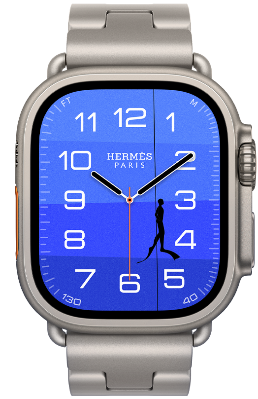 ساعة Apple Watch Hermès Ultra 4، واجهة الساعة بعقارب Fathom وWonder (عقارب الساعة والدقيقة والثانية، إضافة العمق، مع غواص يسبح في الأعماق المحيطية وتدرج لوني من الأزرق الداكن إلى الفاتح)، إطار تيتانيوم، لون طبيعي، الجانب الخارجي الأيمن، التاج الرقمي، زر جانبي بارز، مع حزام Grand H Titane، لون Gris Titane، الخلفية عبارة عن مشهد تحت الماء مع عوامة برتقالية تطفو فوق محيط أزرق يتظلم باتجاه قاع البحر، مع حصانين البحر بلون أزرق فاتح يحمون صندوق Hermès برتقالي اللون في قاع البحر