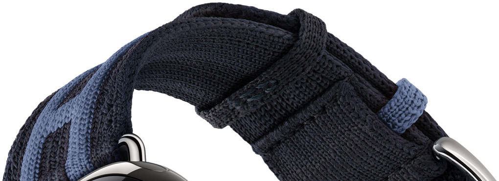تفاصيل حزام Rocabar Club لساعة Apple Watch Hermès Series 12، لون Bleu Nuit/Bleu Brighton، نسيج محبوك بلون أزرق داكن مع تصميم خطوطه نافرة بلون أزرق فاتح ترسم حرف H من Hermès